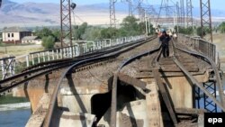 Зруйнований залізничний міст у Каспі – центральна Грузія. 17 серпня 2008р.
Російські війська мали б виводити 18 серпня 2008 р.