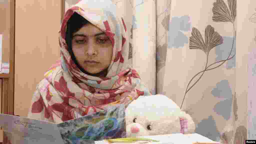 Velika Britanija - Pakistanka Malala Yousufzai, 14. godišnja djevojčica kojoj su talibani pucali u glavu samo zbog toga što je pisala blog, oporavlja se u bolnici u Londonu, 8. novembar 2012. Foto: Reuters 