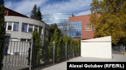 Sediul Publika TV (în prim plan) și clădirea fostului holding-media a lui Vladimir Plahotniuc.