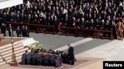 Площадь Святого Петра, Ватикан, 26 апреля 2025 года