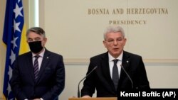 Željko Komšić i Šefik Džaferović na konferenciji za medije nakon odbijanja susreta sa ruskim ministrom spoljnih poslova Sergejem Lavrovim, 15. decembar 2020.