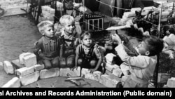 Берлинские дети играют в Luftbrucke (Воздушный мост). 1948