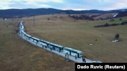 Stotine migranata u autobusima nakon zatvaranja kampa "Lipa", u Bihaću, 30. decembra 2020