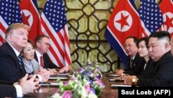 Trump i Kim na susretu dvije delegacije u Hanoju