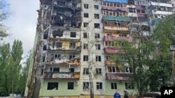 Последствия попадания дрона в жилой дом в Курске