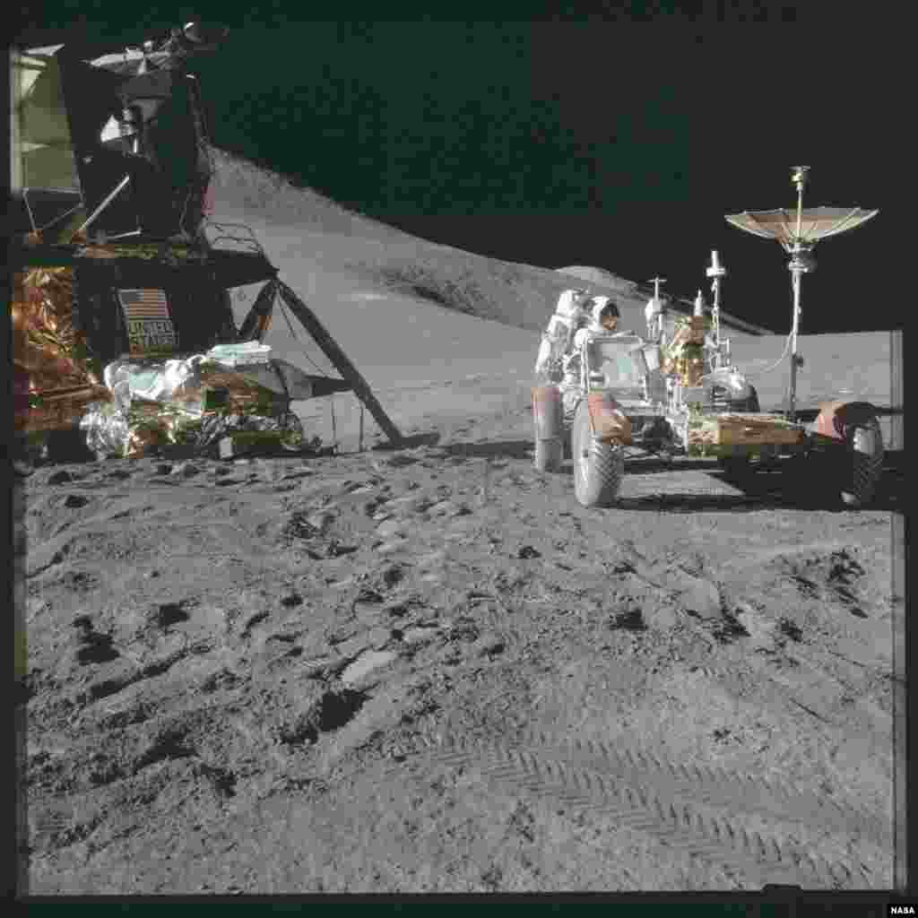 Астронавтів, що відвідали Місяць, вразив його запах. За словами багатьох, аромат місячного пилу схожий на аромат пороху. Ніл Армстронг казав, що він пахне, як «мокрий пил у каміні»