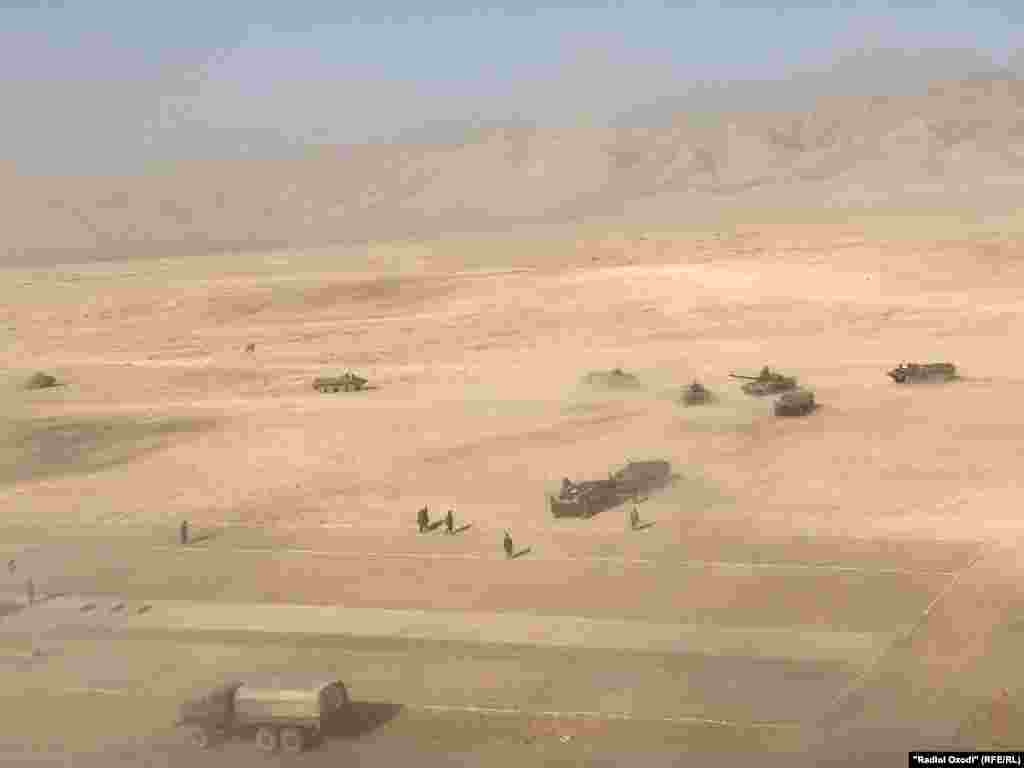 По інший бік кордону від таджицьких полігонів бойовики «Талібану» захопили величезну частину Афганістану за період від травня, коли міжнародні війська під проводом США розпочали офіційний вихід із 19-річної війни, поклавши основну відповідальність за захист країни на афганські урядові війська