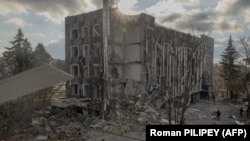 საილუსტრაციო ფოტო. რუსული რაკეტით განადგურებული შენობა ხარკოვის ოლქის ქალაქ იზიუმში 