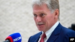 კრემლის პრესმდივანი დმიტრი პესკოვი ინტერვიუს აძლევს რუსეთის სახელმწიფო ტელეარხ „როსიას"(ფოტო არქივიდან).