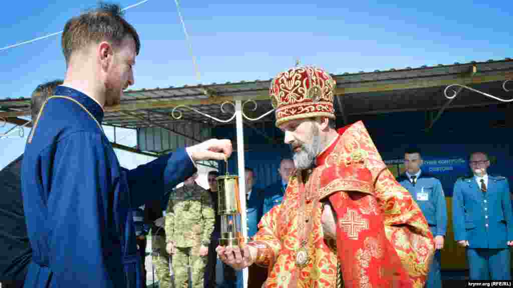 Также Владыке Клименту передали Благодатный огонь из Иерусалима. «Мы планируем доставить этот огонь в наш храм в Евпатории», – сказал он