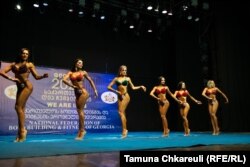 ბოდიბილდინგის საქართველოს ჩემპიონატი, "ფიტნეს ბიკინის" კატეგორია. ქალები ყოველთვის მაღალქუსლიანი ფეხსაცმლით, სამკაულითა და სპეციალურად შეკერილი კოსტუმით გამოდიან