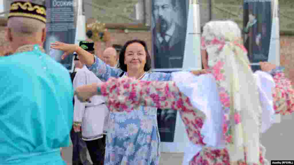 "Хайтарма"көенә халык бии