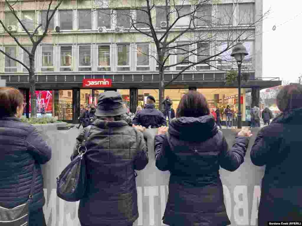 Prema njenim rečima, odnos prema žrtvama kako u Vukovaru, tako i na prostoru cele bivše Jugoslavije, treba posmatrati kao humanitarno, a ne kao političko pitanje. &quot;Ovo je jedan organizovani državni zločin i ovo samo potvrđuje ne samo nekažnjivost, nego da će ostati tako kao nekažnjen organizovani državni zločin&quot;, rekla je Zajović. &nbsp;