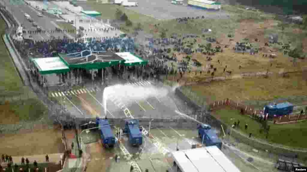 U novembru 2021. izbili su ozbiljni sukobi (na slici) između migranata i poljskih graničara na granici Poljske i Bjelorusije u blizini Grodna, Bjelorusija. Oko 2.000 migranata bilo je na granici u improviziranim kampovima po hladnom vremenu, ali se vjeruje da je samo oko 100 umiješano u napad na poljske snage na prelazu, rekla je glasnogovornica granične straže Anna Michalska.  