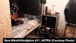 U pretrpanim sobama kreveti nemaju dušeke, već daske prekrivene tanjim jorganom. Nema adekvatne infrastrukture i kanalizacije, navela su nevladina udruženja.