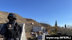 К дому Рустема Усеинова приехали около 20 сотрудников ОМОНа и полиция