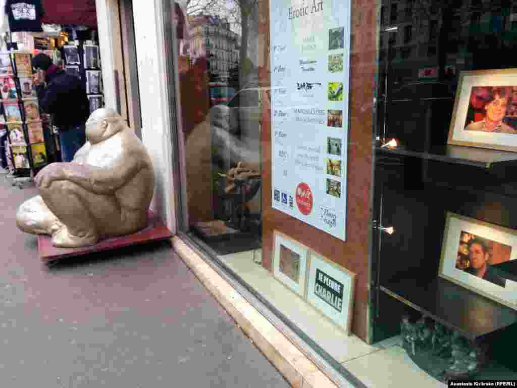 Музей эротики часто публиковал карикатуры Charlie Hebdo. "Я плачу, Шарли"