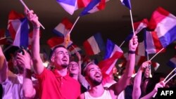 Pristalice Marine Le Pen mašu zastavama tokom njenog obraćanja nakon što je stranja "Nacionalno okupljanje" osvojila većinu na parlamentarnim izborima, 30. juni