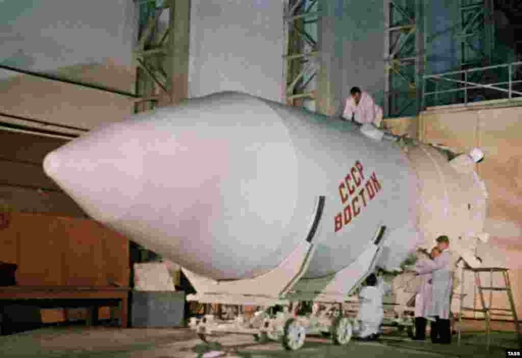 Последние приготовления ракеты "Восток", на которой в 1961 году летел в космос Юрий Гагарин. С Байконура было совершено множество исторических запусков: первый спутник – в октябре 1957 года, первая собака – в ноябре 1957 года, первый человек в космосе – в 1961 году и первая женщина в космосе – в 1963-м. 