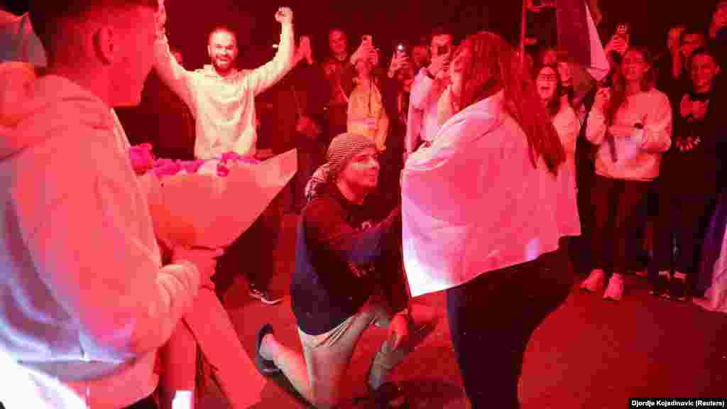 Na Mostu slobode u Novom Sadu, student iz Novog Pazara Daris Šutković verio je svoju devojku Džejlu Ahmetović. Studenti su poručili da danas slave "ljubav i solidarnost, dok će sutra biti dan za tugu".