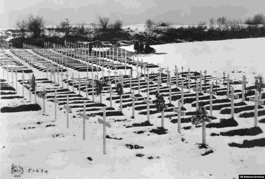 Groblje za američke žrtve virusa u Francuskoj. Uz masovna kretanja ljudi uključenih u rat, virus se brzo proširio na gotovo svaki kutak svijeta i zarazio otprilike jednu trećinu svjetskog stanovništva.