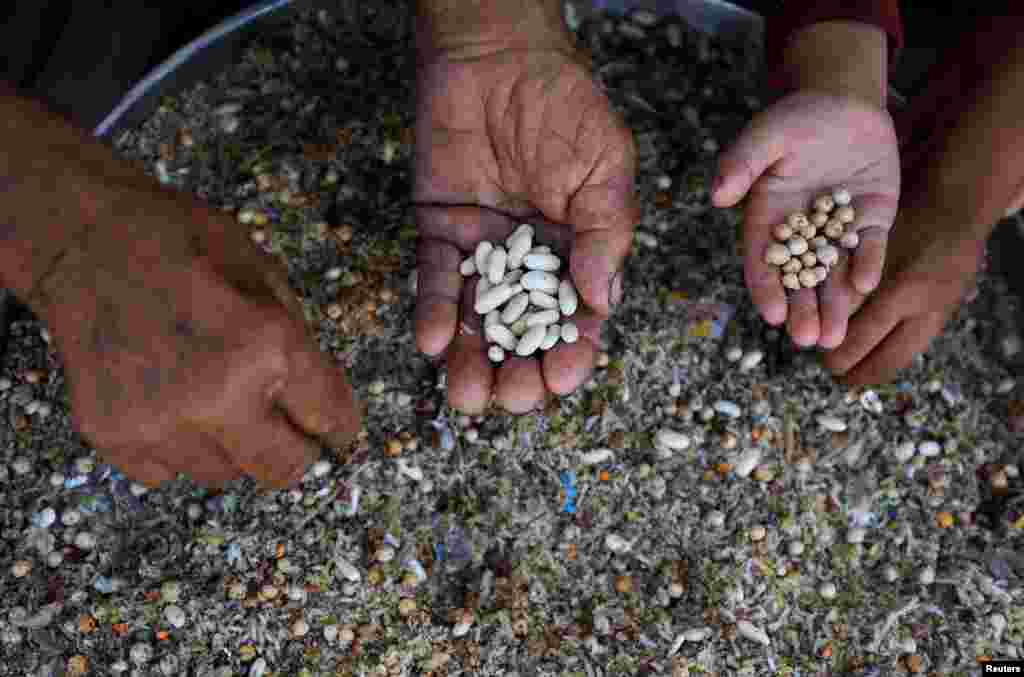 Raseljeni Palestinci koji nisu primili humanitarnu pomoć pokazuju ostatke hrane, usred krize gladi, u Gazi, 28. jula 2025.