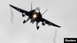 Канадський багатоцільовий винищувач CF-18A приземляється на авіабазі Бірджі на Сицилії. Канадські літаки приєднаються до операції в Лівії через два дні.