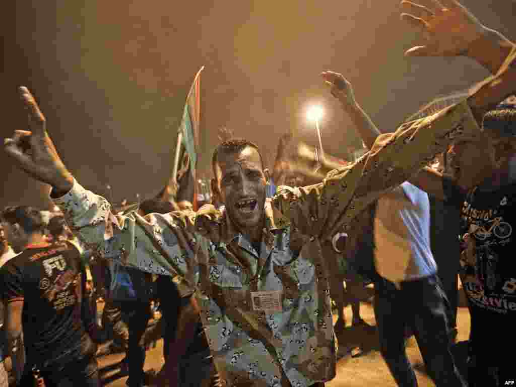 Libija - Libijski pobunjenici slave hapšenje Gadafijevog sina Saifa al-Islama, Benghazi, 21.08.2011. Foto: AFP / Gianluigi Guercia 