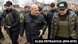 Karim Kan, glavni tužilac Međunarodnog krivičnog suda, u Buči gde su pronađeni leševi civila, 13. april 2022.