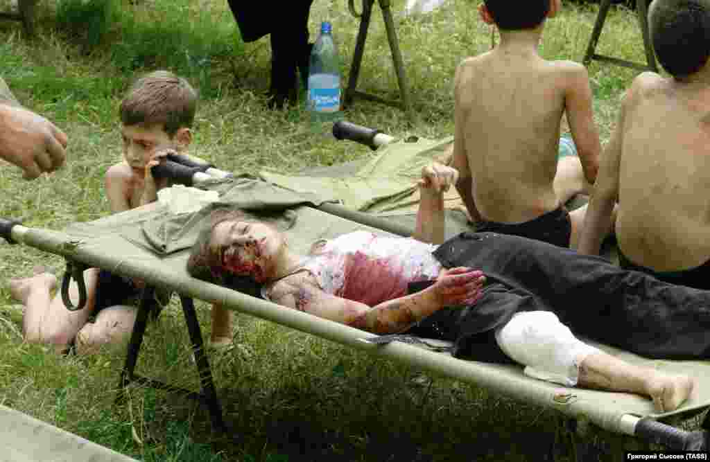 Opsada kazališta 2002. godine uslijedila je nakon drugih napada militanata na civile izvan Čečenije. Napadači su 1. rujna 2004. zauzeli školu u Sjevernoj Osetiji, koja graniči sa Čečenom, uzevši za taoce više od 1.100 učenika, roditelja i školskog osoblja. Zahtijevali su povlačenje iz Čečenije. Ruske specijalne snage pokrenule su akciju spašavanja. Trodnevno opsadno stanje škole u Beslanu okončano je smrću 334 osobe, uključujući 186 djece.