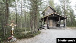 Урочище Сандармох (Карелия), одно из мест расстрелов в сталинские годы. Крест и деревянная часовня представляют собой "мемориальный комплекс" памяти жертв репрессий