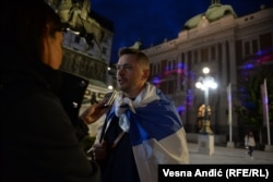 "Putin nije Rusija, a zvaničnu zastavu uprljao je krvlju ljudi gde je vodio ratove – Rusa, Ukrajinaca, Gruzijaca, Sirijaca. Nemam patriotska osećanja kad vidim rusku trobojku", priča Aleksej, ogrnut antiratnom zastavom.