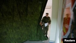 Pripadnik samoproglašene Narodne Republike Lugansk glasa na montiranom referendumu o pridruživanju Rusiji, u vojnoj jedinici u Lugansku, Ukrajina, 23. septembar 2022.