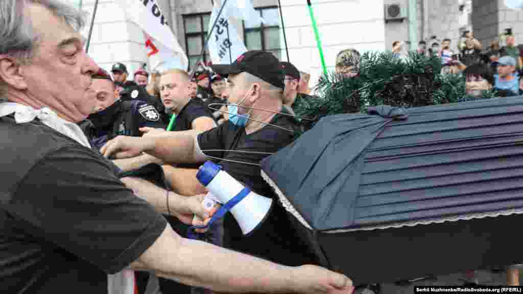 Протестувальники вийшли на майдан Незалежності з вимогою прийняти законопроєкти, спрямовані на захист спрощеної системи оподаткування, обліку та звітності. Із собою вони мали ритуальну атрибутику – вінки і труни.