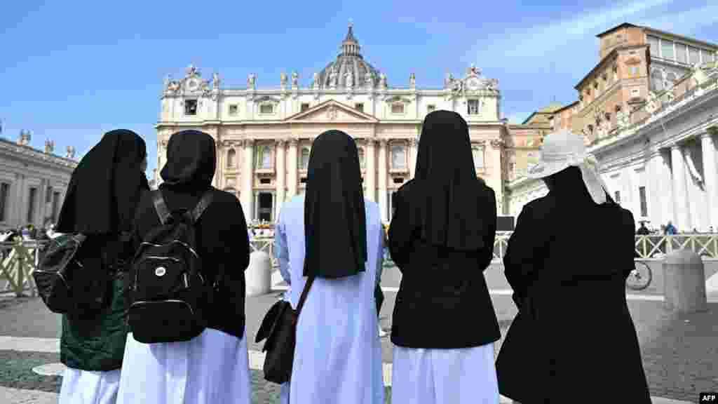 Časne sestre u molitvi. Papa Franjo je od početka godine imao respiratorne probleme, a iz bolnice je otpušten 23. marta.