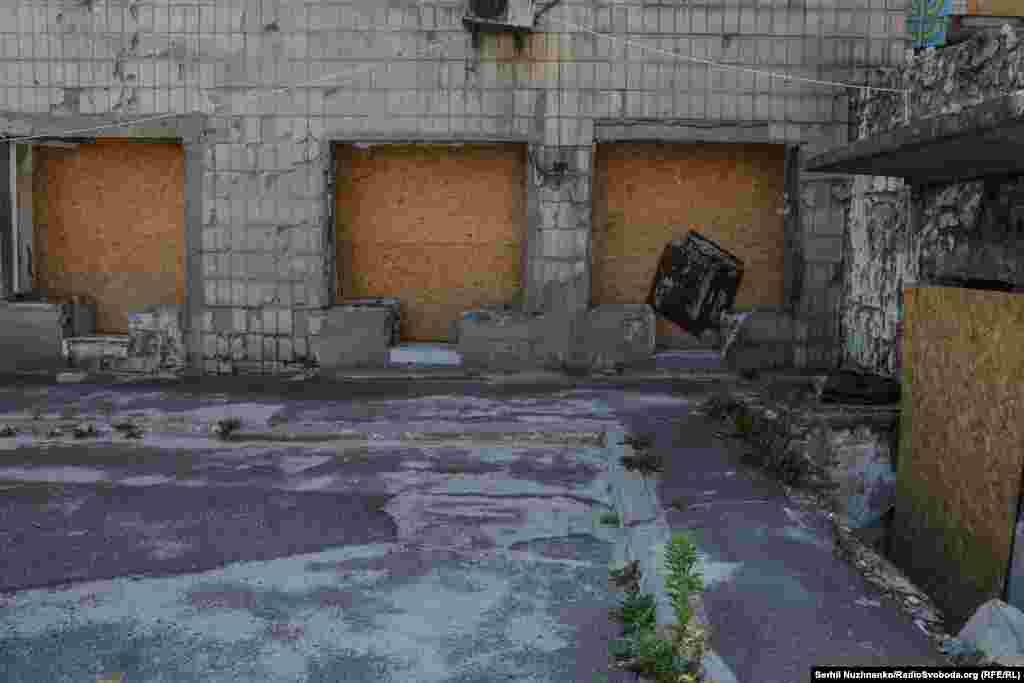 Dio bolničkog kompleksa gdje su osoblje i volonteri postavili stanice za pomoć nakon napada.