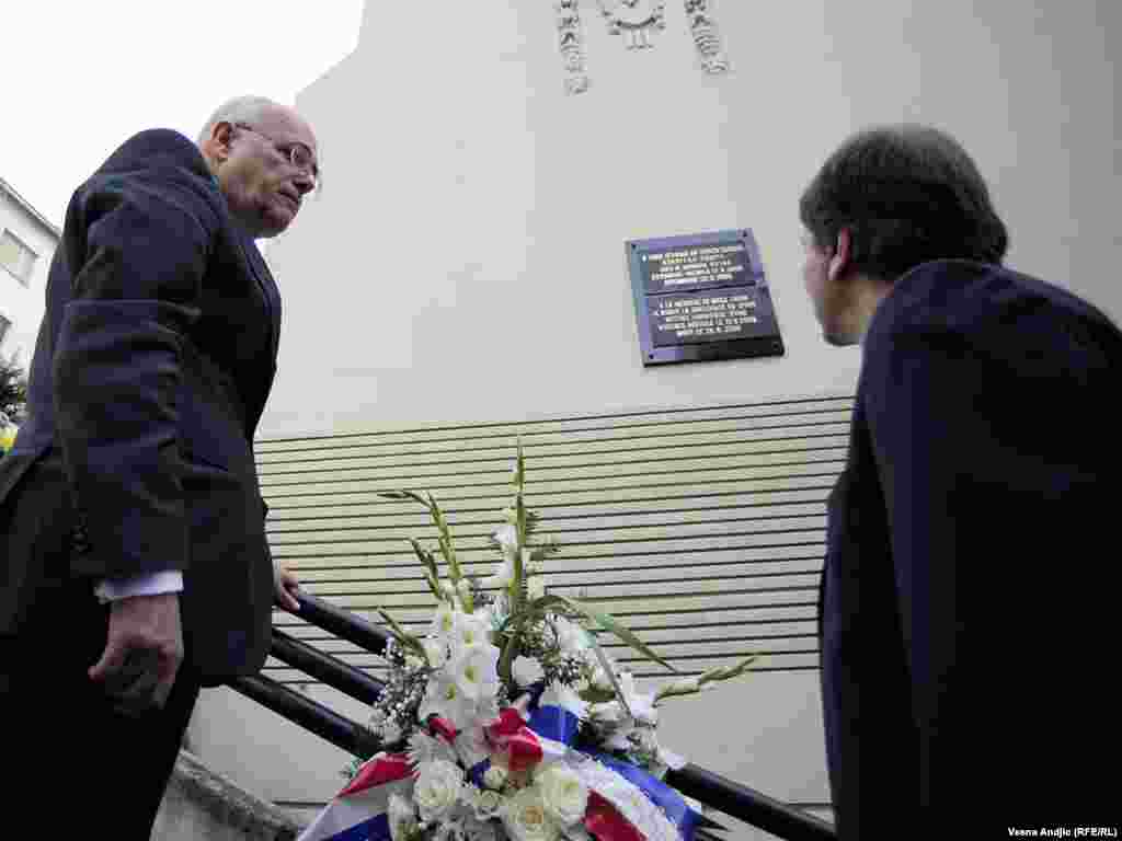 Na Obilićevom vencu otkrivena je spomen-ploča francuskom državljaninu Brce Tatonu, kojeg je u centru Beograda pretukla grupa navijača Partizana, (septembar 2009-e), a on je 12 dana kasnije preminuo. Prisutni su bili i gradonačelnik Beograda, Dragan Đilas, francuski ambasador, Jean Francois Terral, te predsednik Skupštine grada Aleksandar Antić, 17.09.2010. Foto: Vesna Anđić