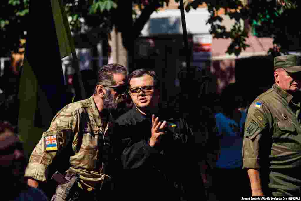 Семен Семенченко, член українського парламенту і засновник територіальної оборони сили – батальйону «Донбас» – пройшов маршем по вулицях Артемівська з дня річниці звільнення міста від бойовиків