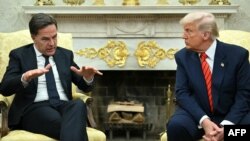 Secretarul general al NATO, Mark Rutte (stânga), se întâlnește cu președintele american Donald Trump la Casa Albă la începutul acestui an.