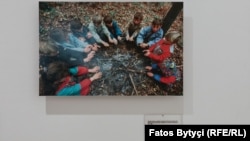 Fotografija dece koja se greju u šumi nakon što su pobegli iz svojih kuća