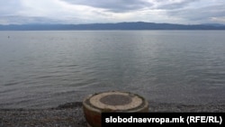 Šaht koji je deo kolektorskog sistema koji se nalazi na obali Ohridskog jezera. Ovi šahtovi povremeno ispuštaju otpadne vode u jezero čak i tokom vrhunca turističke sezone. Fotografija 17. septembar 2024.