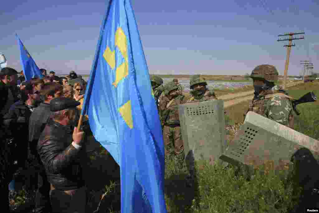 Російські військові блокують кримських татар (приблизно 5 тисяч – ред.), які прийшли зустріти свого лідера Мустафу Джемілєва на прикордонному пункті в Армянську. Джемілєва до Криму не пустили. 3 травня 2014 року