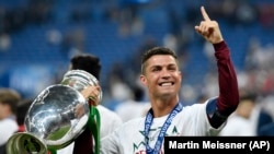 კრიშტიანუ რონალდუ ევროპის 2016 წლის ჩემპიონატის ფინალის შემდეგ