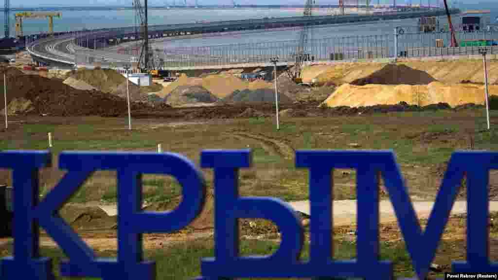 Со стороны Российской Тамани перед въездом на Керченский мост установили надпись «Крым»