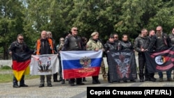 Флаг общества "Ночные волки. Германия" участники мотопробега развернули и в Праге 6 мая