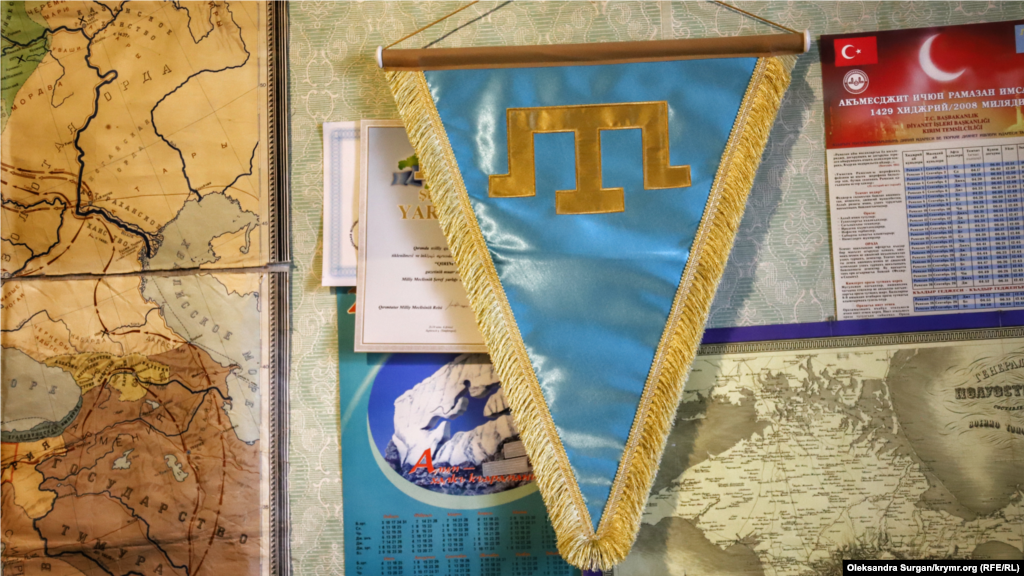 Вымпел с крымскотатарской тамгой на стене редакции в Симферополе 