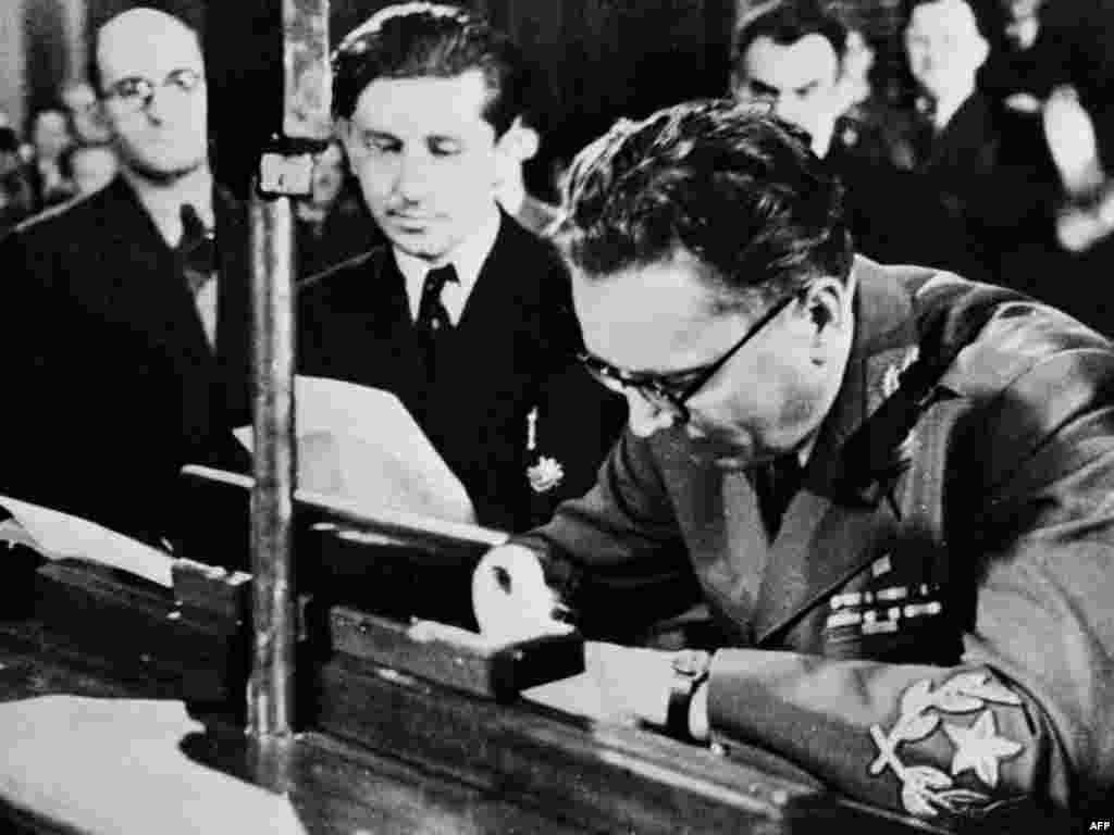 Josip Broz Tito potpisuje proglašenje Narodne Federativne Republike Jugoslavije, 7. maja 1945. godine