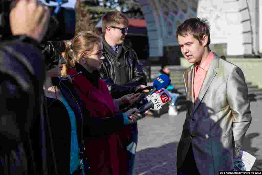 Журналистов на акции было в десять раз больше чем активистов. 