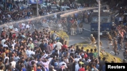 Policija koristi vodene topove kako bi razbila demonstracije protiv amandmana na zakon o državljanstvu, Guvahati, Indija, 11. decembar, 2019. 