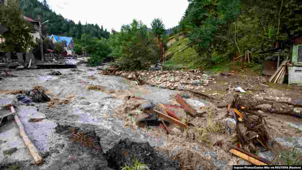 Neamt megyében a Beszterce folyó, Suceava (Szucsáva) megyében pedig a Neagra és Darmoxa áradása miatt mintegy 880 ember kényszerült elhagyni otthonát